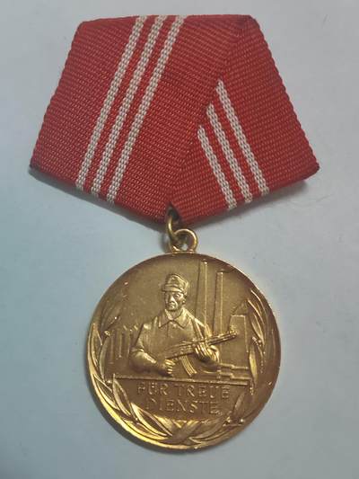 荷兰第128期勋赏拍卖 - 民主德国金级工战队忠诚服务奖章