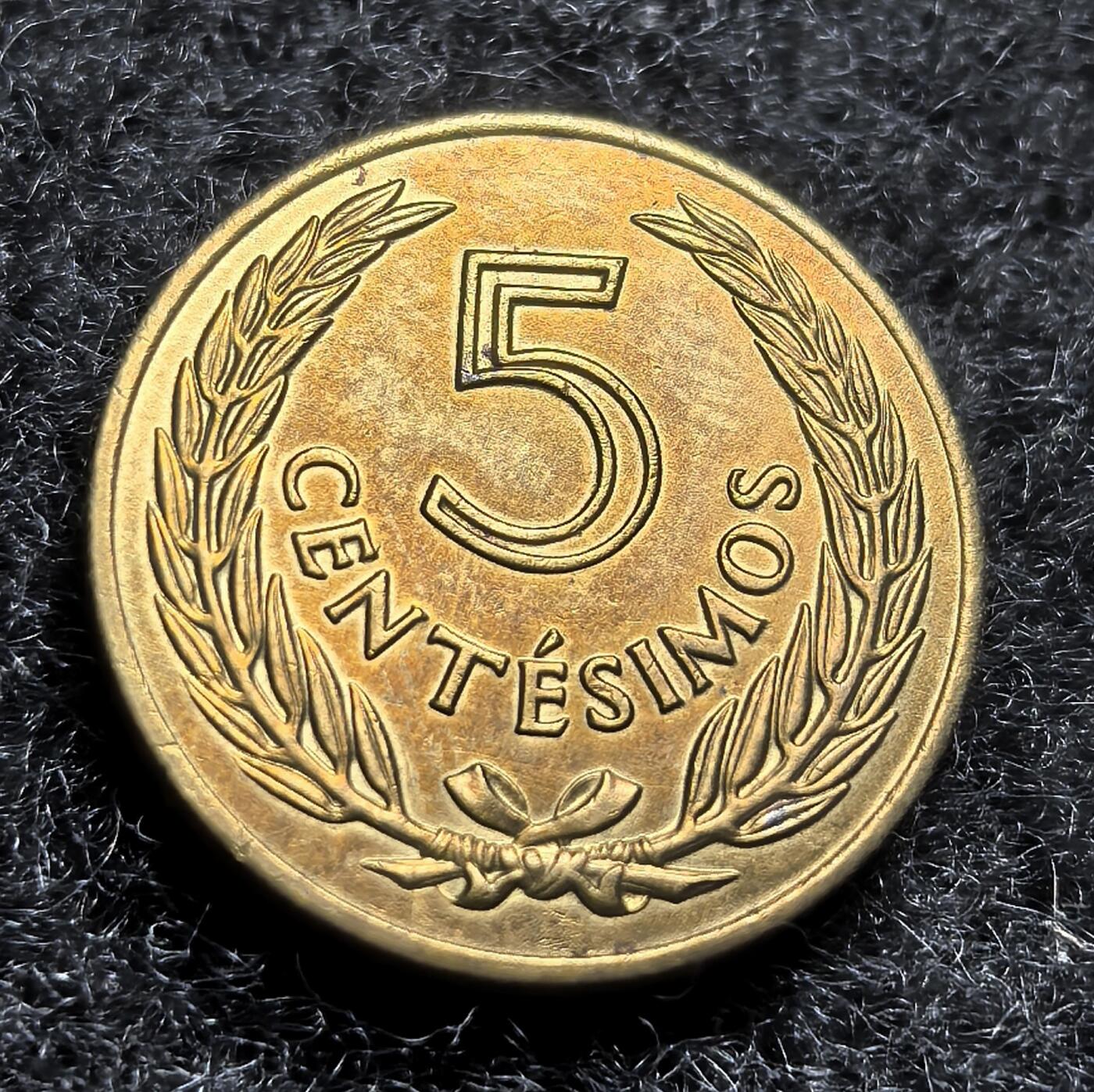 西班牙、丹属西印度、法属殖民地、乌拉圭银币古铜币，周五晚上九点倒数截拍，满百包邮，可寄存半年，喜欢朋友微信扫描二维码可直接参拍 乌拉圭1960年5分，km38