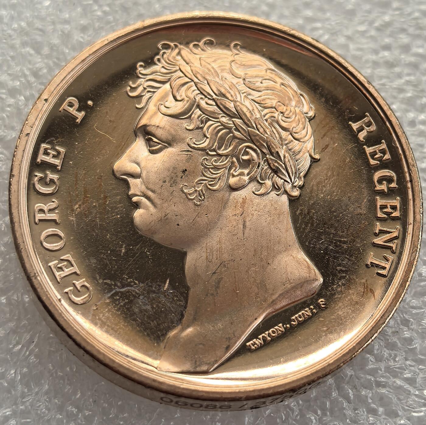  外国优质老铜币银币，周六九点倒数截拍，满百包邮，可寄存半年，喜欢朋友微信扫描二维码可直接参拍