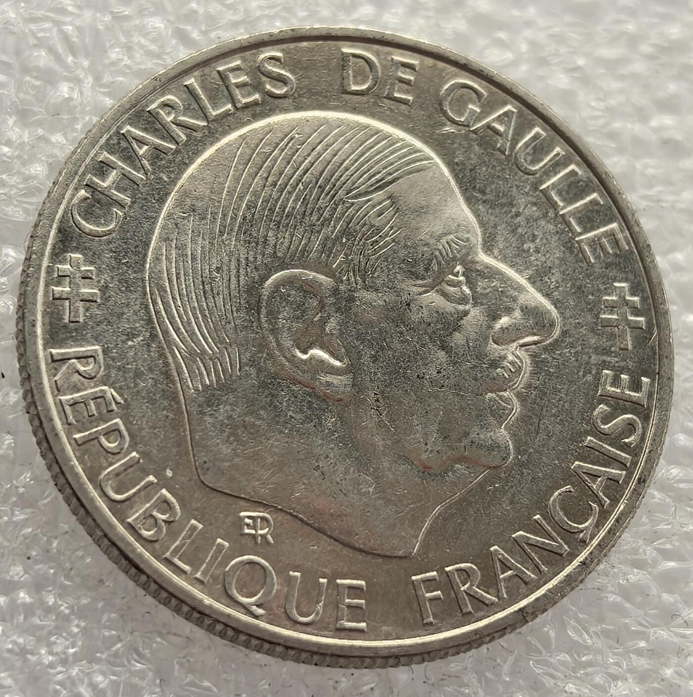  外国优质老铜币银币，周六九点倒数截拍，满百包邮，可寄存半年，喜欢朋友微信扫描二维码可直接参拍 法国戴高乐将军纪念币