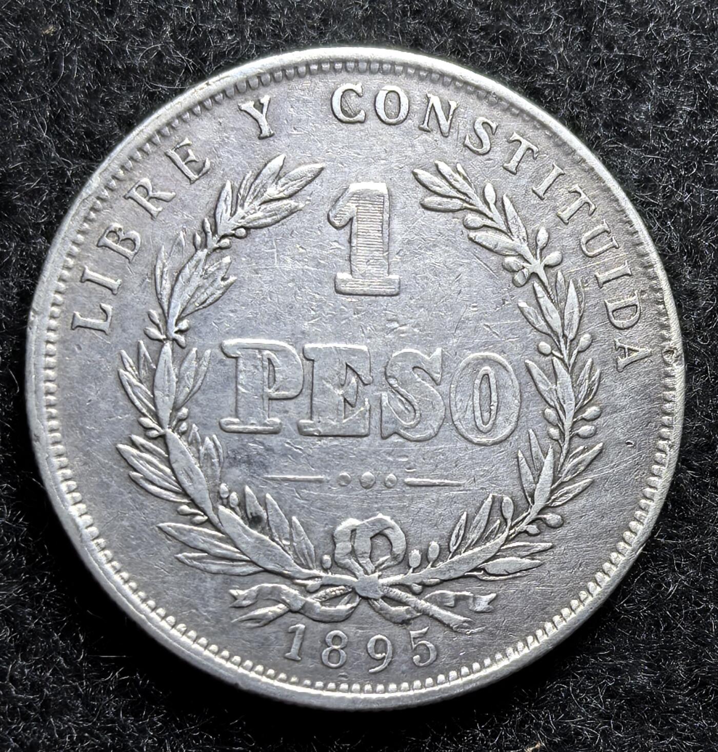 西班牙、丹属西印度、法属殖民地、乌拉圭银币古铜币，周五晚上九点倒数截拍，满百包邮，可寄存半年，喜欢朋友微信扫描二维码可直接参拍 AU品相少见六角星版乌拉圭1895年1比索大银币，km18