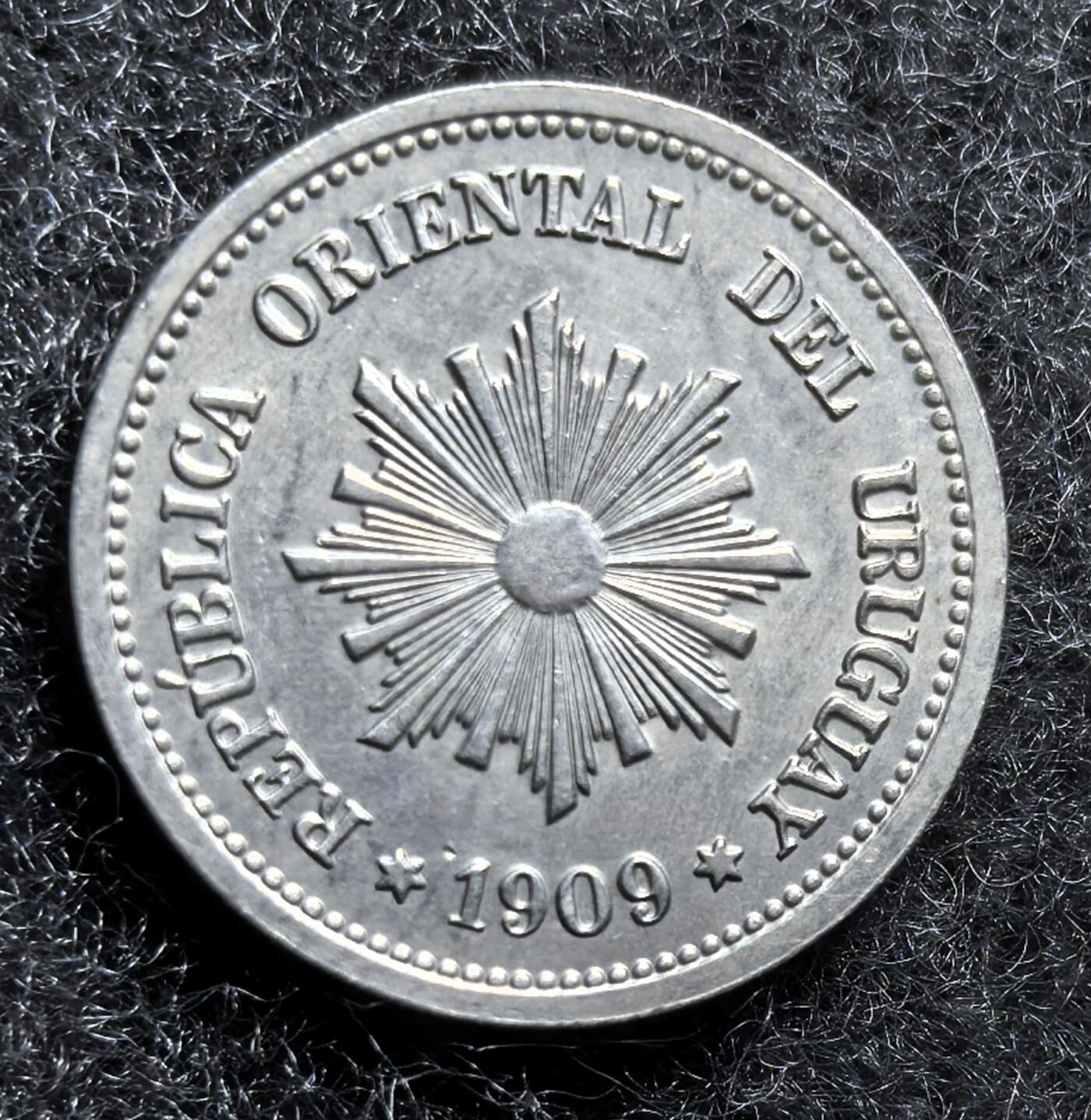 西班牙、丹属西印度、法属殖民地、乌拉圭银币古铜币，周五晚上九点倒数截拍，满百包邮，可寄存半年，喜欢朋友微信扫描二维码可直接参拍 AU品相乌拉圭1909年2分，km20