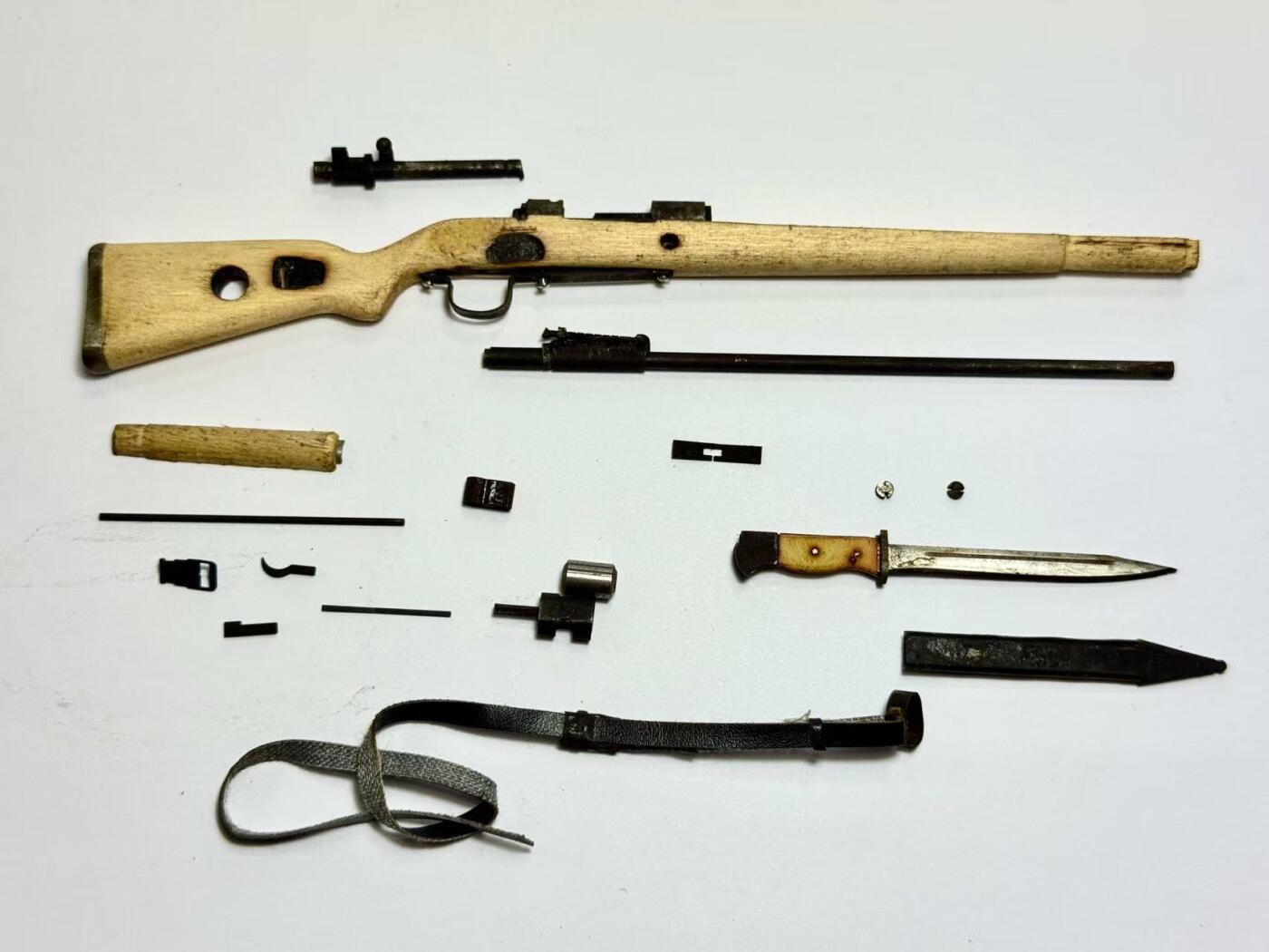 零元拍：钛金 1/6 早期版金属与木制 WWII 98K 模型。全分解状态。无任何击发与射击功能，材质：金属与实木，可拆解。图片仅为展示，以实物为准。全新。