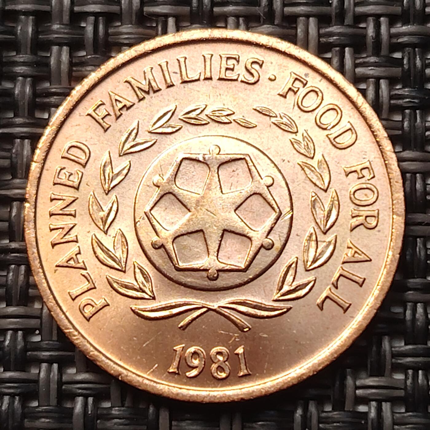 布加迪🐬～世界钱币(上海)🌾第 258 期 /  各国套币和散币 汤加🇹🇴 1981年 2分 FAO纪念币