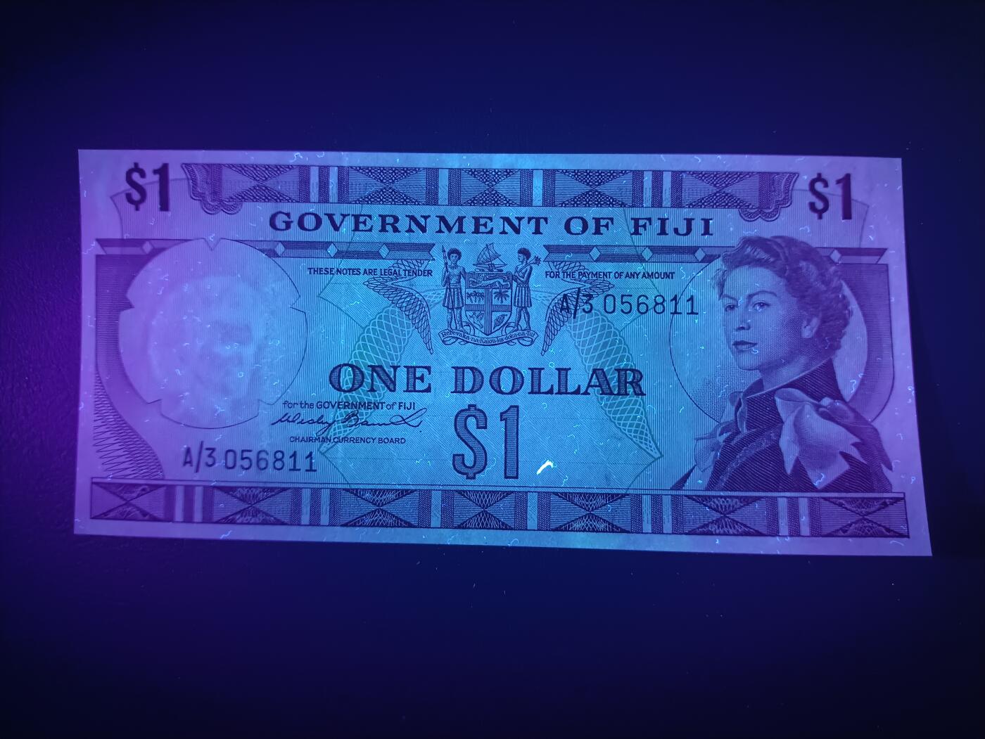 2025十一月第二期，总第200期 英属斐济1969版1元AUNC无47，早期少见“斐济政府”抬头，戎装女王和椰林海滩