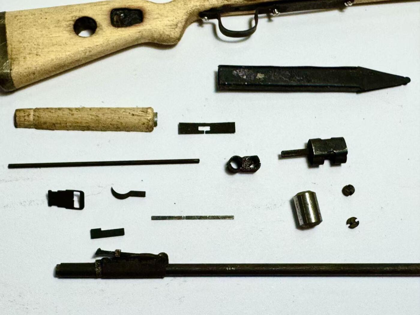 零元拍：钛金 1/6 早期版金属与木制 WWII 98K 模型。全分解状态。无任何击发与射击功能，材质：金属与实木，可拆解。图片仅为展示，以实物为准。全新。