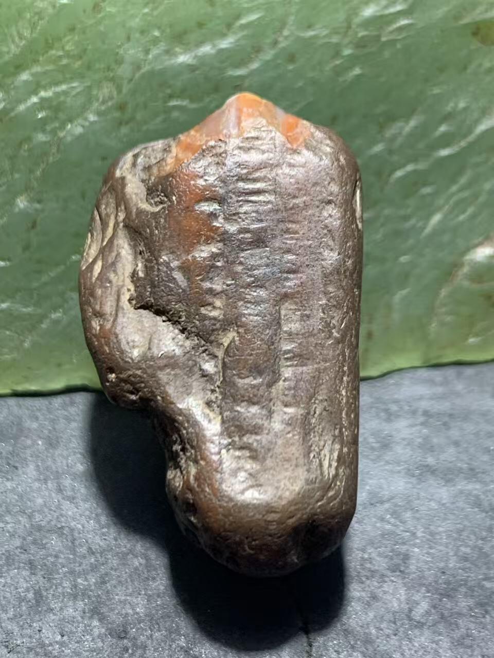 精美铁皮南红玛瑙原石一颗，