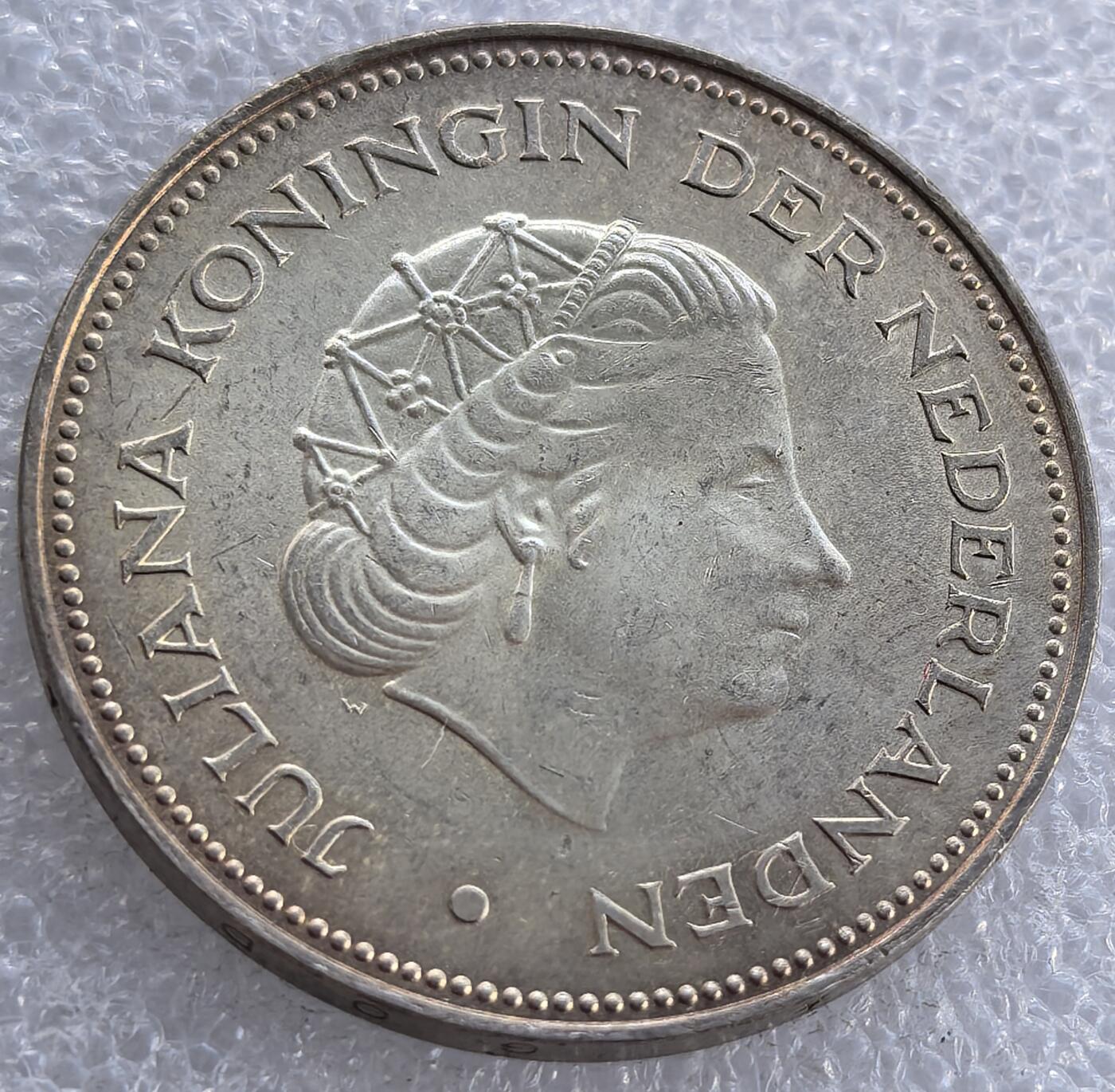  外国优质老铜币银币，周六九点倒数截拍，满百包邮，可寄存半年，喜欢朋友微信扫描二维码可直接参拍