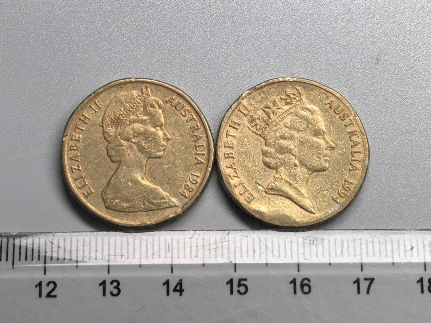 小驴勋章奖章收藏11月8日周六晚6点拍卖（珍爱和平，收藏战争，铭记历史，勿忘国耻，忠党爱国。有偿代拍，送拍规则在简介最后，参拍须阅读规则后再参拍，关系到运费包装发货时效真假辨别等关键信息，拍卖时不再发原图，看大图店主微信码在最后拍品里） 84、94年澳大利亚澳元1元硬币一对，品如图