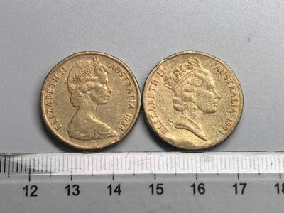 小驴勋章奖章收藏11月8日周六晚6点拍卖（珍爱和平，收藏战争，铭记历史，勿忘国耻，忠党爱国。有偿代拍，送拍规则在简介最后，参拍须阅读规则后再参拍，关系到运费包装发货时效真假辨别等关键信息，拍卖时不再发原图，看大图店主微信码在最后拍品里） - 84、94年澳大利亚澳元1元硬币一对，品如图