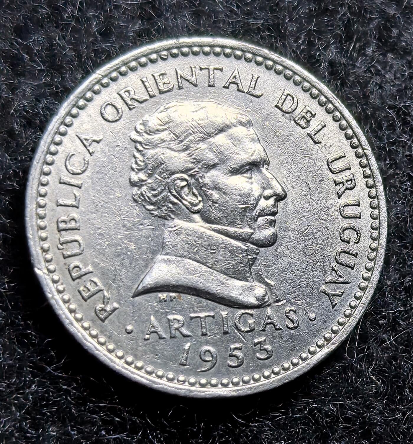 西班牙、丹属西印度、法属殖民地、乌拉圭银币古铜币，周五晚上九点倒数截拍，满百包邮，可寄存半年，喜欢朋友微信扫描二维码可直接参拍 AU品相乌拉圭1953年10分，km35