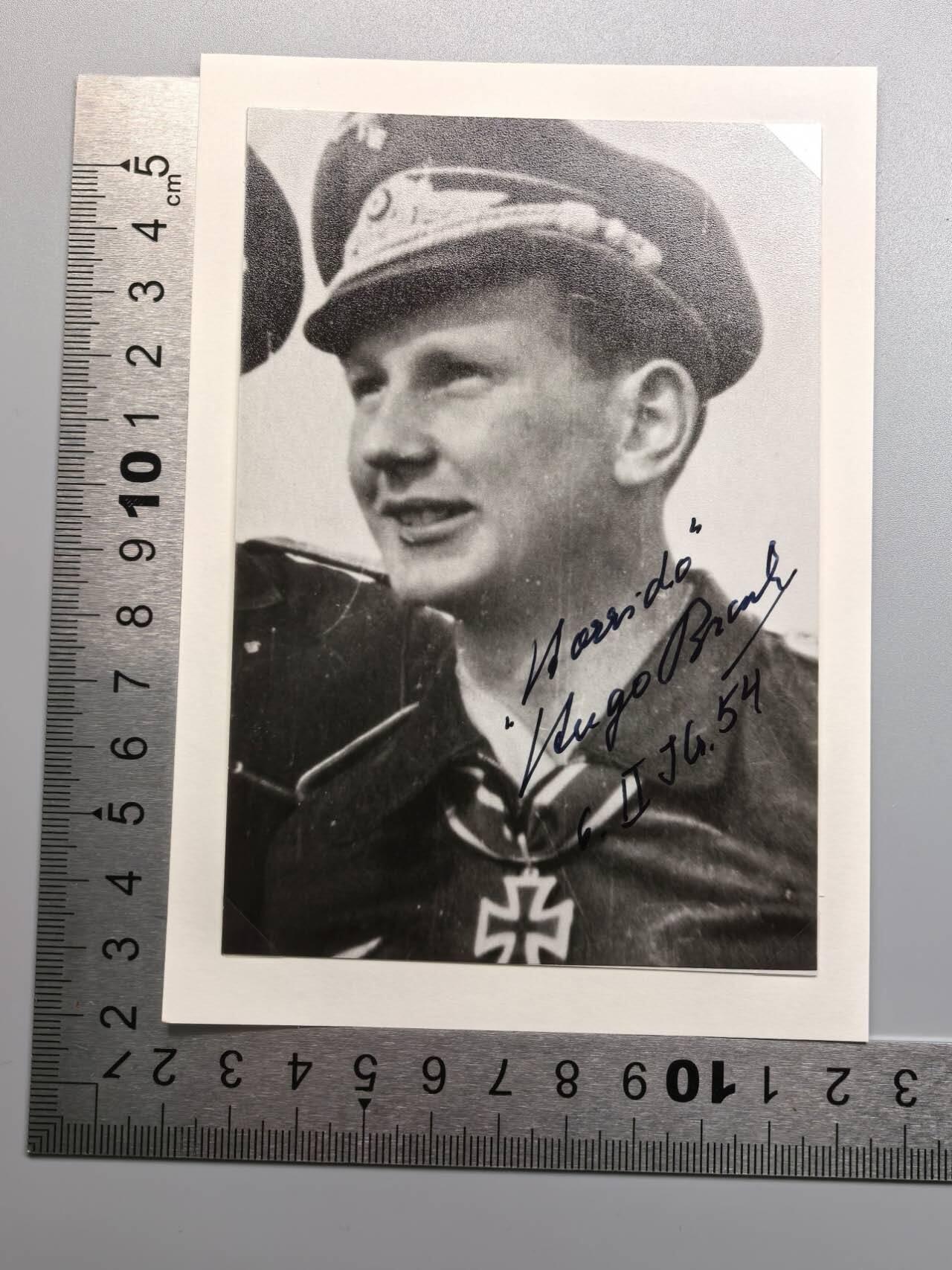 小驴勋章奖章收藏11月8日周六晚6点拍卖（珍爱和平，收藏战争，铭记历史，勿忘国耻，忠党爱国。有偿代拍，送拍规则在简介最后，参拍须阅读规则后再参拍，关系到运费包装发货时效真假辨别等关键信息，拍卖时不再发原图，看大图店主微信码在最后拍品里） 目前仍在世的最后一位空军骑士铁十字勋章获得者雨果·布洛赫（Hugo Broch）战后亲笔签名照