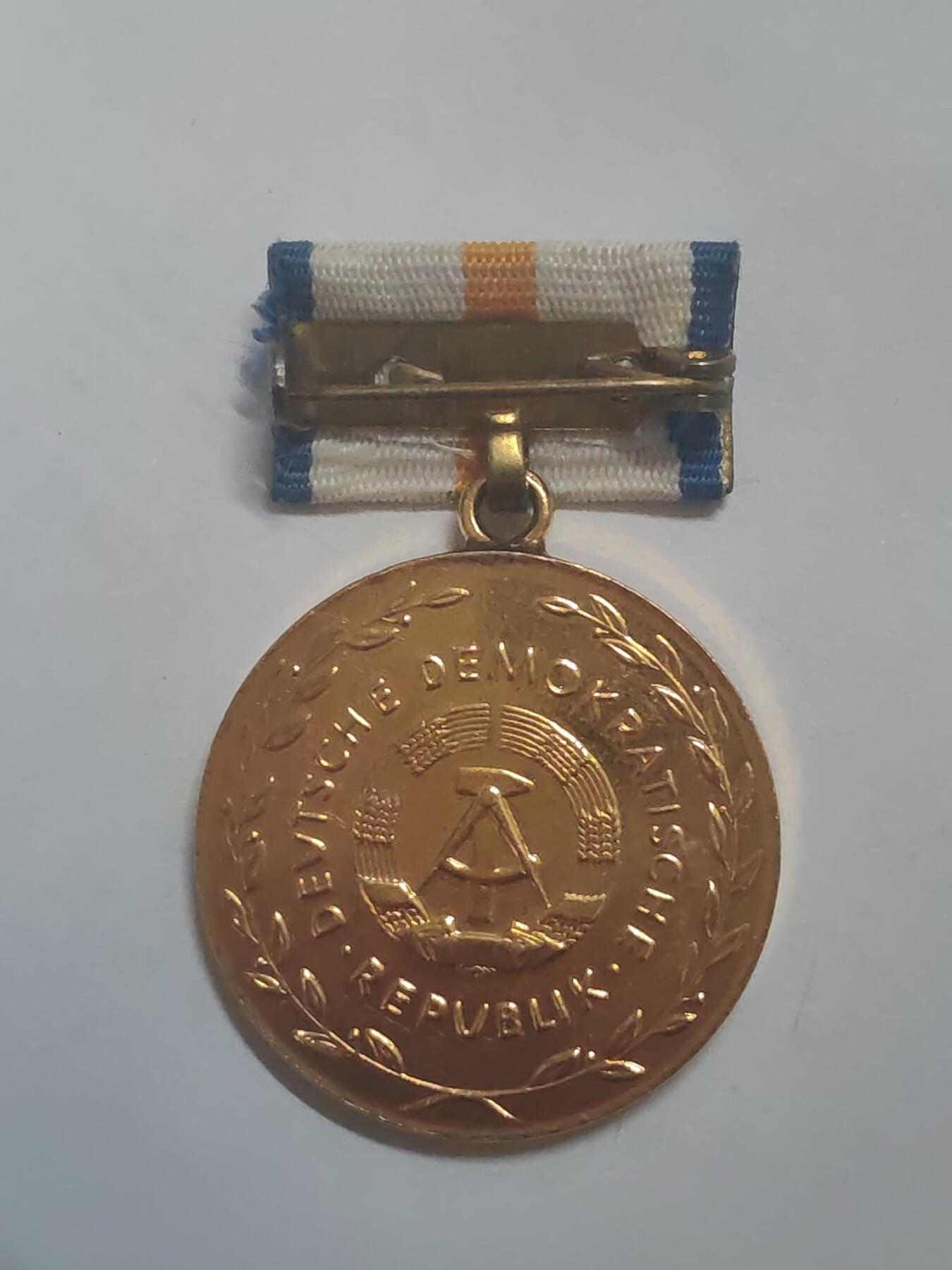 荷兰第128期勋赏拍卖 民主德国金级卫生服务功绩奖章