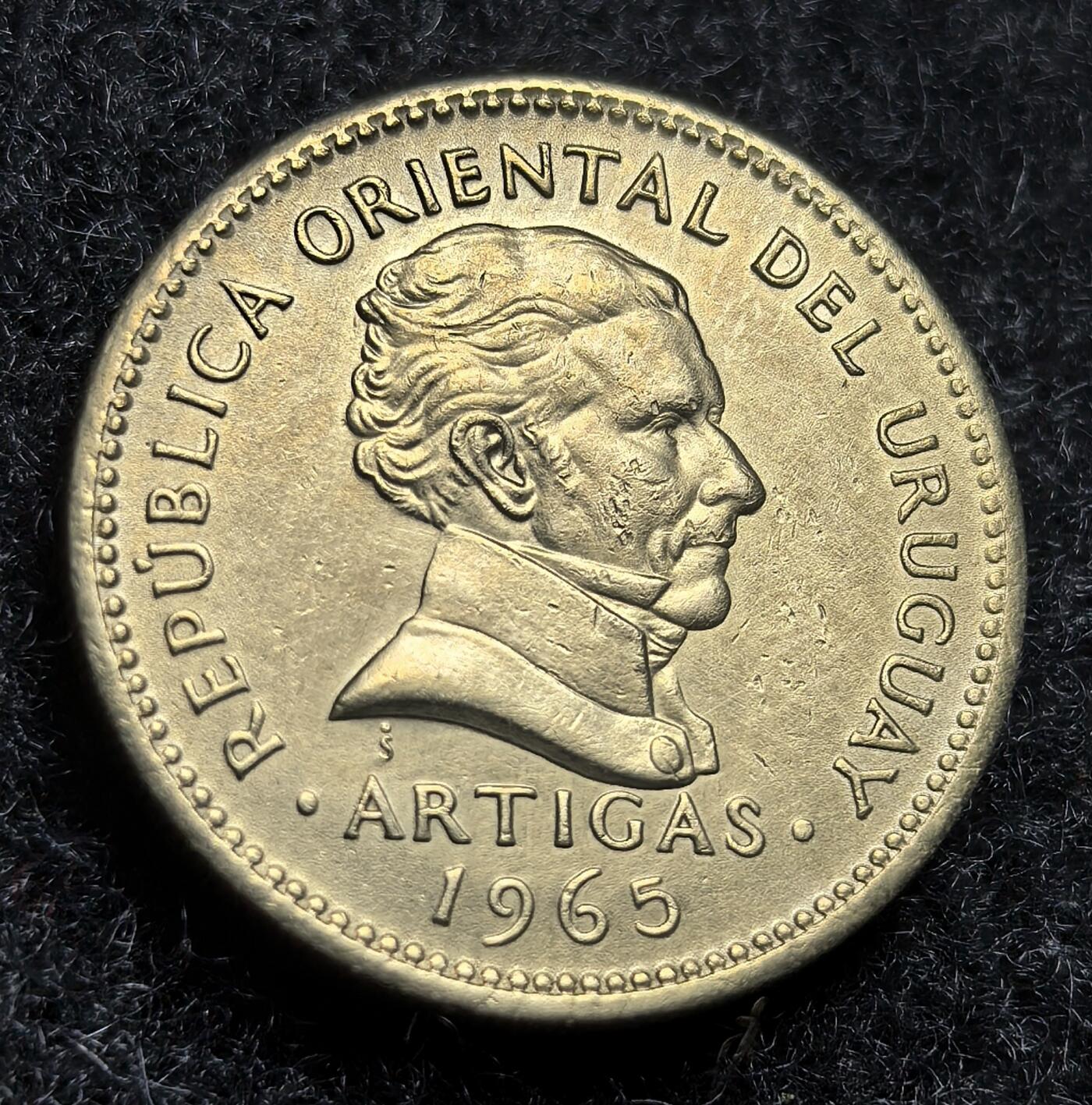 西班牙、丹属西印度、法属殖民地、乌拉圭银币古铜币，周五晚上九点倒数截拍，满百包邮，可寄存半年，喜欢朋友微信扫描二维码可直接参拍 好品相乌拉圭1965年5比索，km47