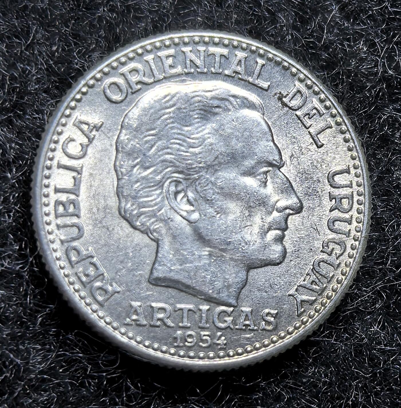 西班牙、丹属西印度、法属殖民地、乌拉圭银币古铜币，周五晚上九点倒数截拍，满百包邮，可寄存半年，喜欢朋友微信扫描二维码可直接参拍 UNC品相乌拉圭1954年20分银币，km36