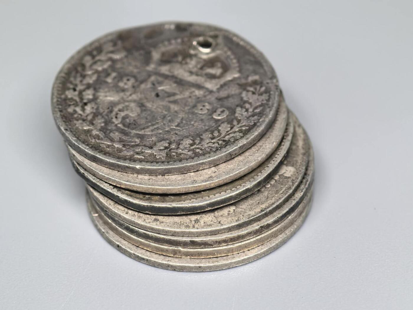 小驴勋章奖章收藏11月8日周六晚6点拍卖（珍爱和平，收藏战争，铭记历史，勿忘国耻，忠党爱国。有偿代拍，送拍规则在简介最后，参拍须阅读规则后再参拍，关系到运费包装发货时效真假辨别等关键信息，拍卖时不再发原图，看大图店主微信码在最后拍品里） 英国18XX年-190X年小银币一组，品如图，有几枚有点翘边