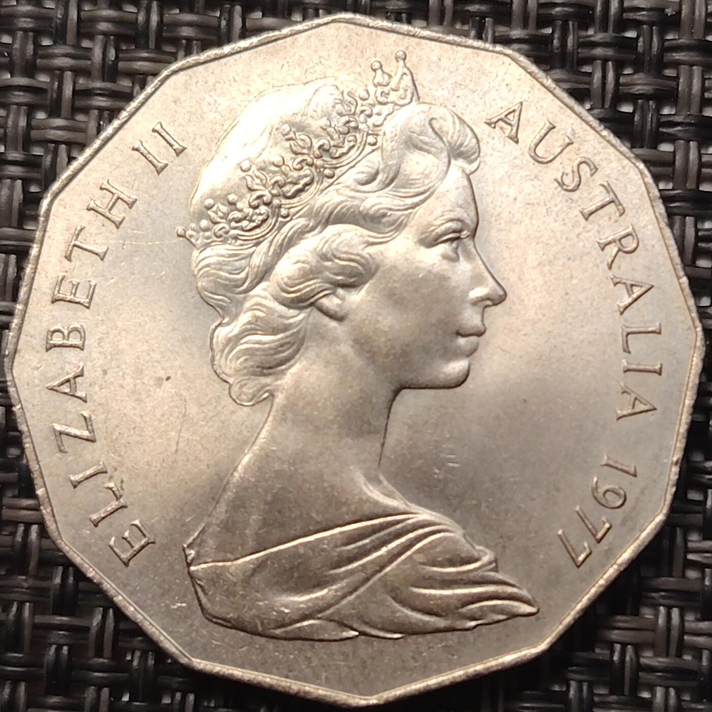 布加迪🐬～世界钱币(上海)🌾第 258 期 /  各国套币和散币 澳大利亚🇦🇺 1977年 50分 女王加冕纪念币 32mm