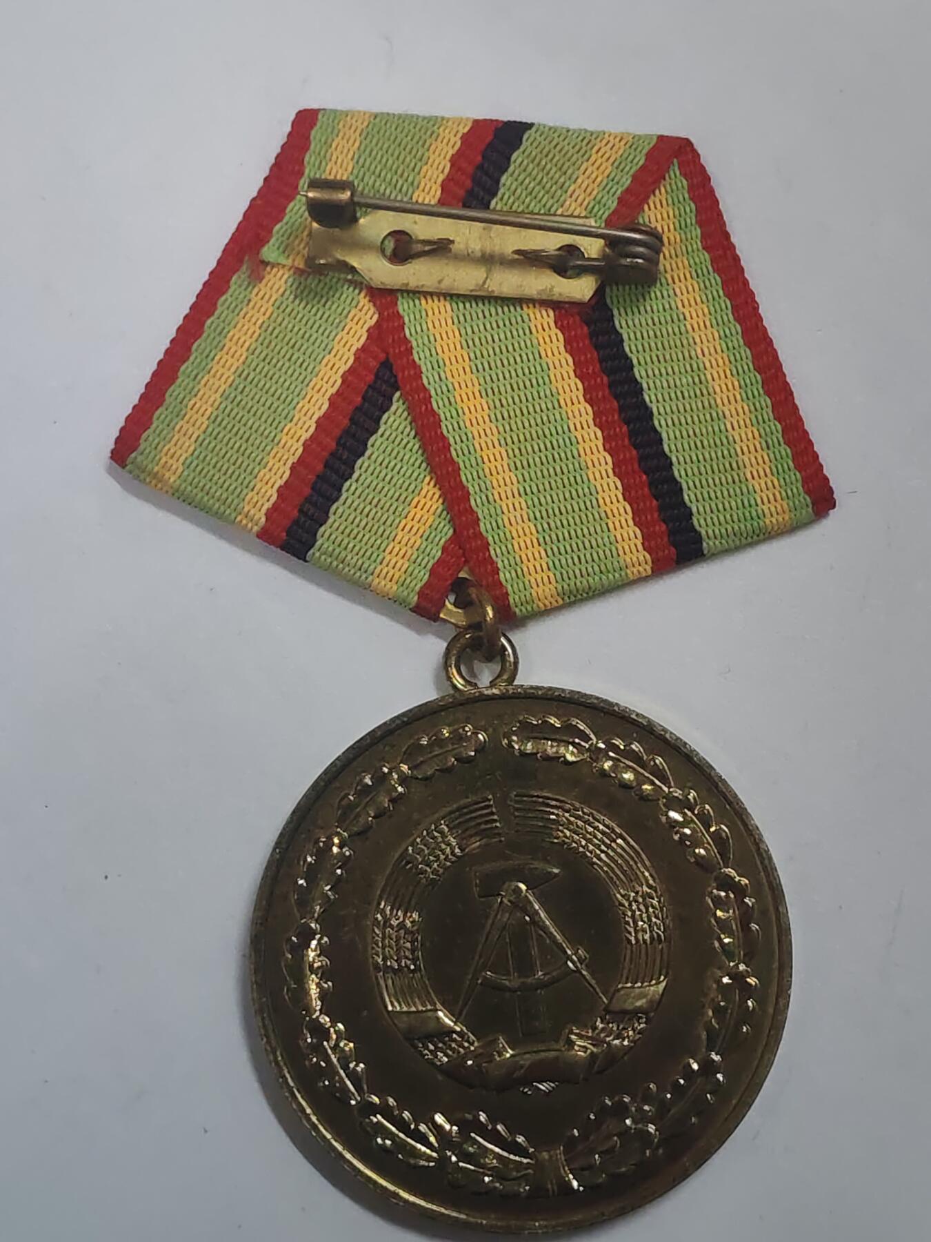 荷兰第128期勋赏拍卖 民主德国金级内务部功绩服役奖章