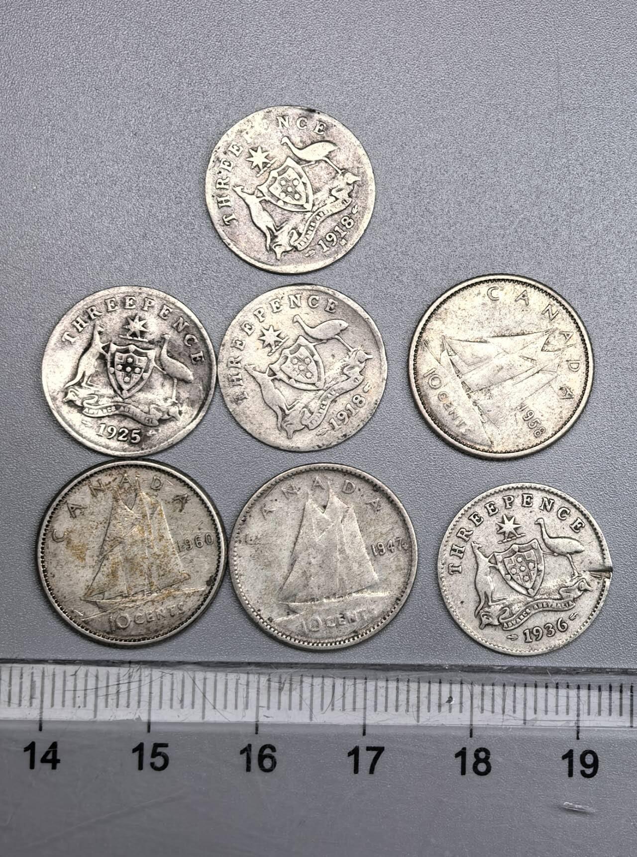 小驴勋章奖章收藏11月8日周六晚6点拍卖（珍爱和平，收藏战争，铭记历史，勿忘国耻，忠党爱国。有偿代拍，送拍规则在简介最后，参拍须阅读规则后再参拍，关系到运费包装发货时效真假辨别等关键信息，拍卖时不再发原图，看大图店主微信码在最后拍品里） 英联邦一战-二战后小银币一组，品如图，有几枚有点翘边