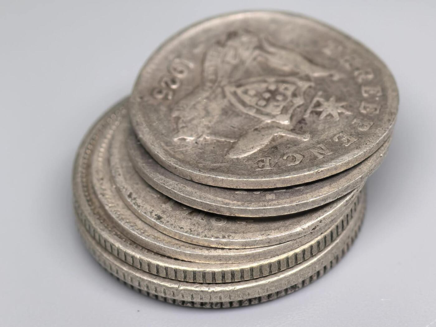 小驴勋章奖章收藏11月8日周六晚6点拍卖（珍爱和平，收藏战争，铭记历史，勿忘国耻，忠党爱国。有偿代拍，送拍规则在简介最后，参拍须阅读规则后再参拍，关系到运费包装发货时效真假辨别等关键信息，拍卖时不再发原图，看大图店主微信码在最后拍品里） 英联邦一战-二战后小银币一组，品如图，有几枚有点翘边