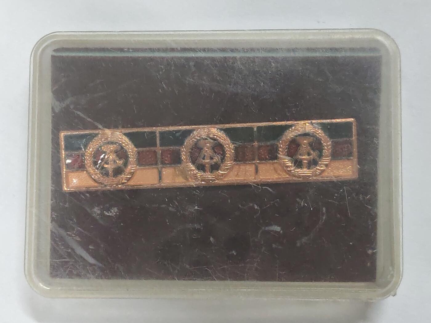 荷兰第128期勋赏拍卖 民主德国集体劳动荣誉三次获得 带原盒