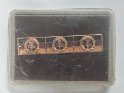 荷兰第128期勋赏拍卖 - 民主德国集体劳动荣誉三次获得 带原盒