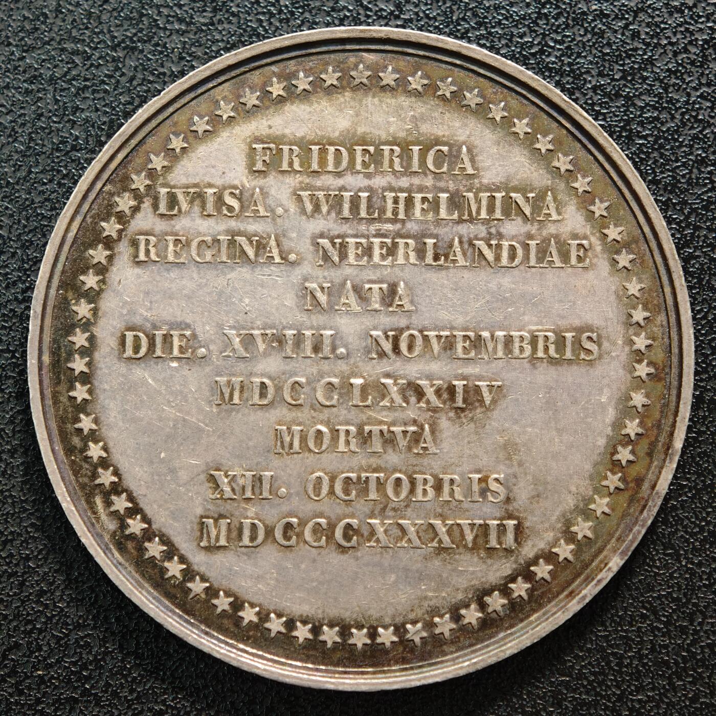 【德藏】世界币章拍卖第152期（拍品征集中~欢迎藏友联系） 1837年 尼德兰弗里德里克·路易丝·威廉明妮王后逝世纪念银章 淡环彩包浆 直径约：40.8mm；重约：21.8g