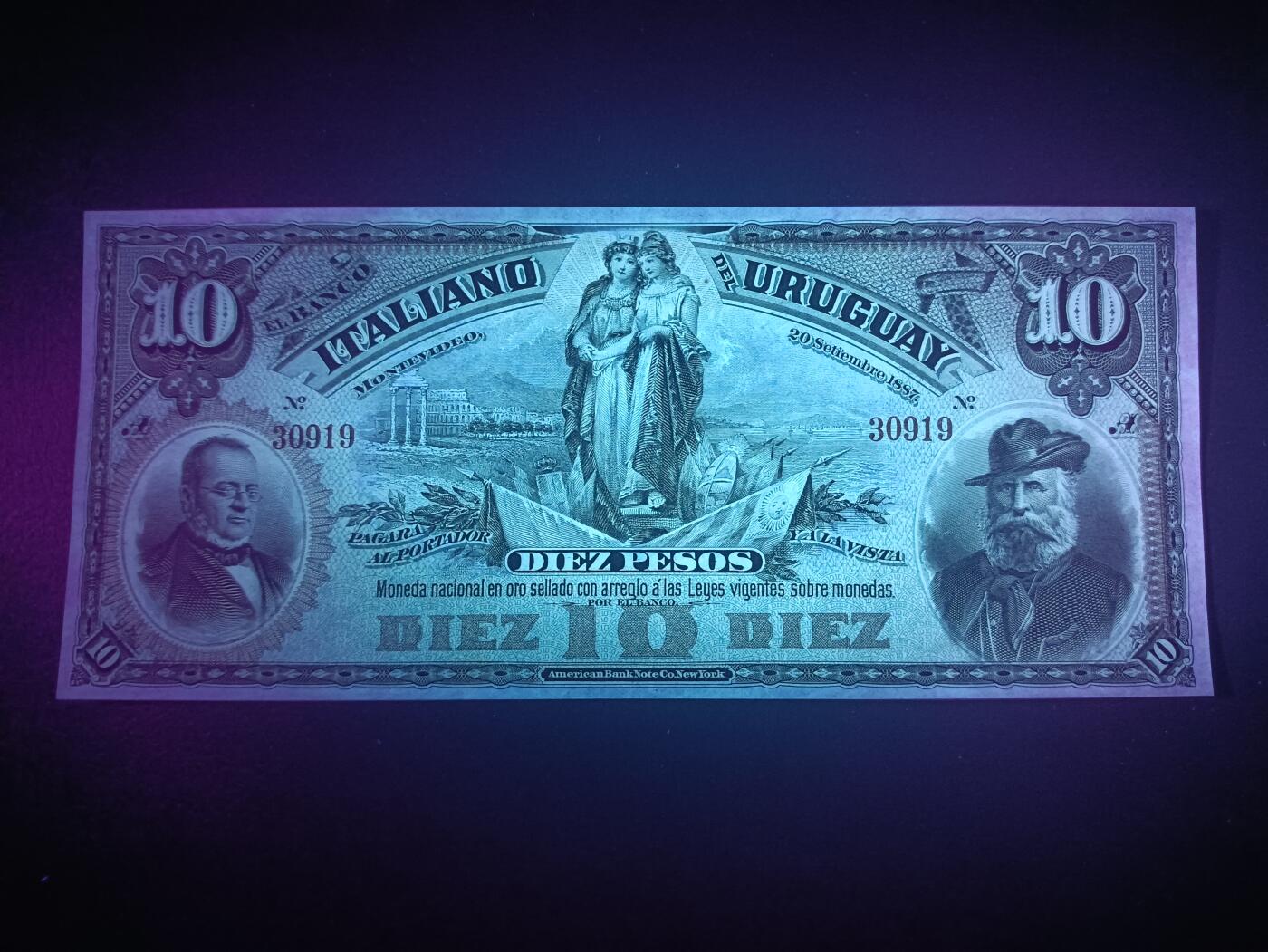 2025十一月第二期，总第200期 乌拉圭意大利银行1887年10比索UNC有针孔无47，极稀有的乌拉圭外资银行品种，正面是时任乌拉圭总统的奥多涅斯将军和发现新大陆的哥伦布，而背面是女性肖像坐在象征工业的铁砧飞轮和棉纱包中，背景是飞驰的火车