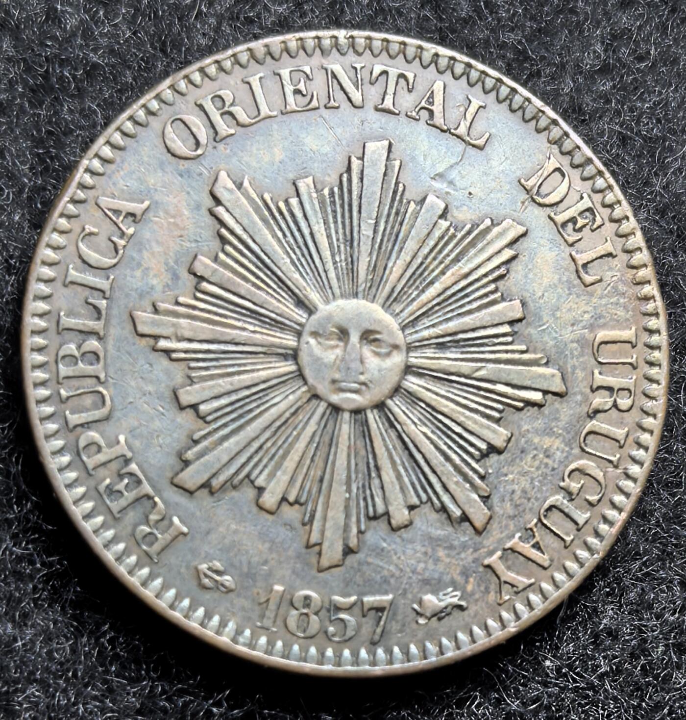 西班牙、丹属西印度、法属殖民地、乌拉圭银币古铜币，周五晚上九点倒数截拍，满百包邮，可寄存半年，喜欢朋友微信扫描二维码可直接参拍 AU乌拉圭1857年20分，km9