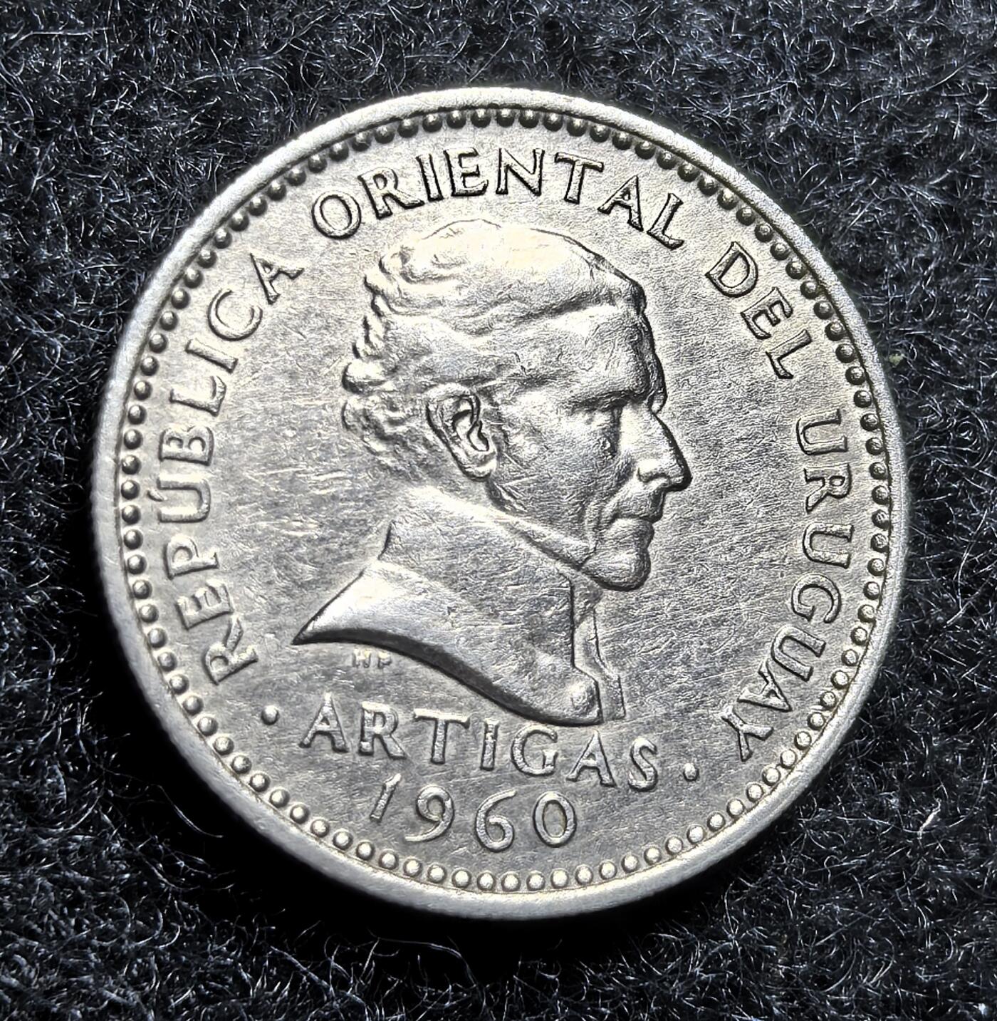 西班牙、丹属西印度、法属殖民地、乌拉圭银币古铜币，周五晚上九点倒数截拍，满百包邮，可寄存半年，喜欢朋友微信扫描二维码可直接参拍 AU品相乌拉圭1960年50分，km41