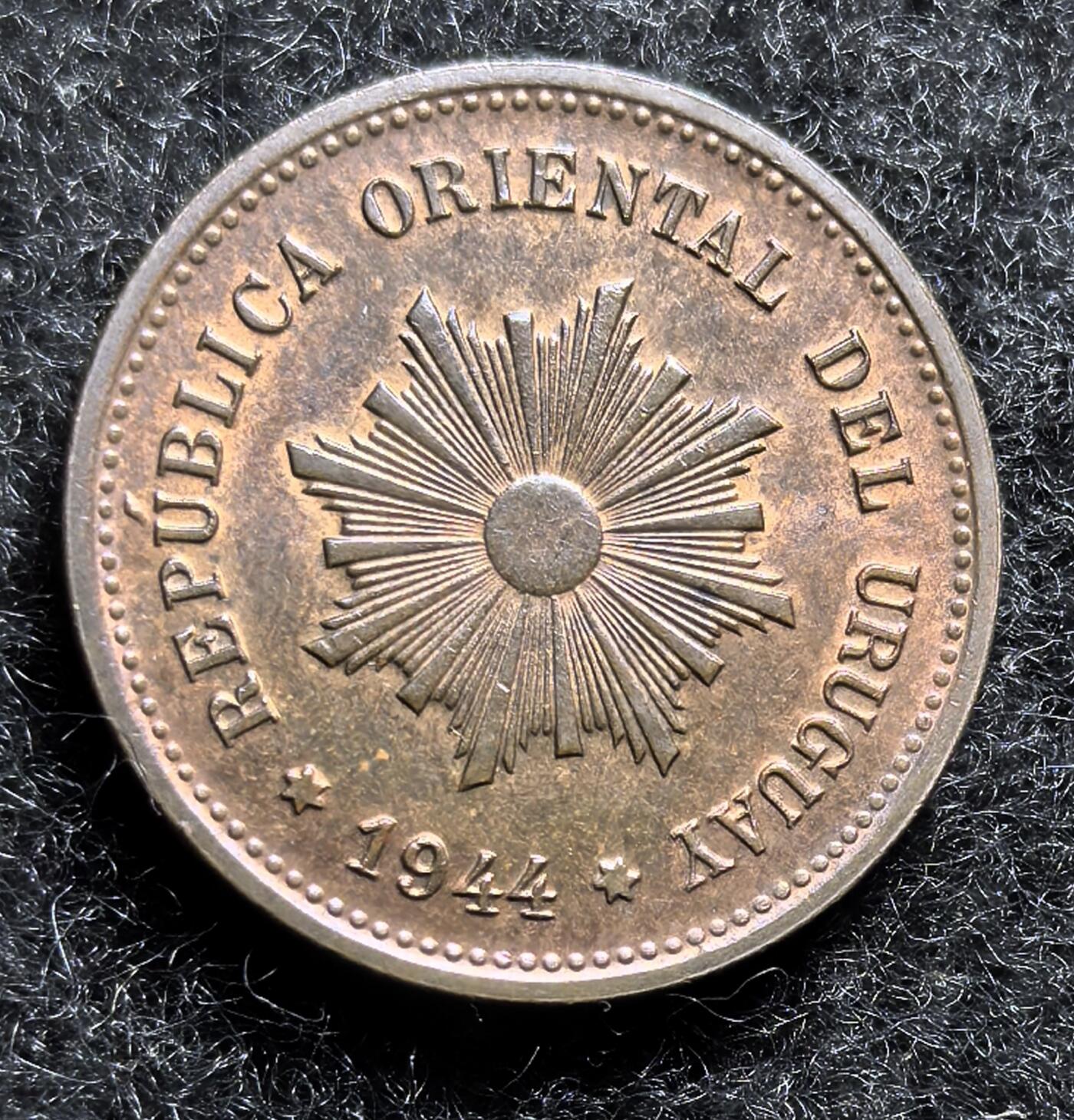 西班牙、丹属西印度、法属殖民地、乌拉圭银币古铜币，周五晚上九点倒数截拍，满百包邮，可寄存半年，喜欢朋友微信扫描二维码可直接参拍 UNC品相乌拉圭1944年5分，km21a