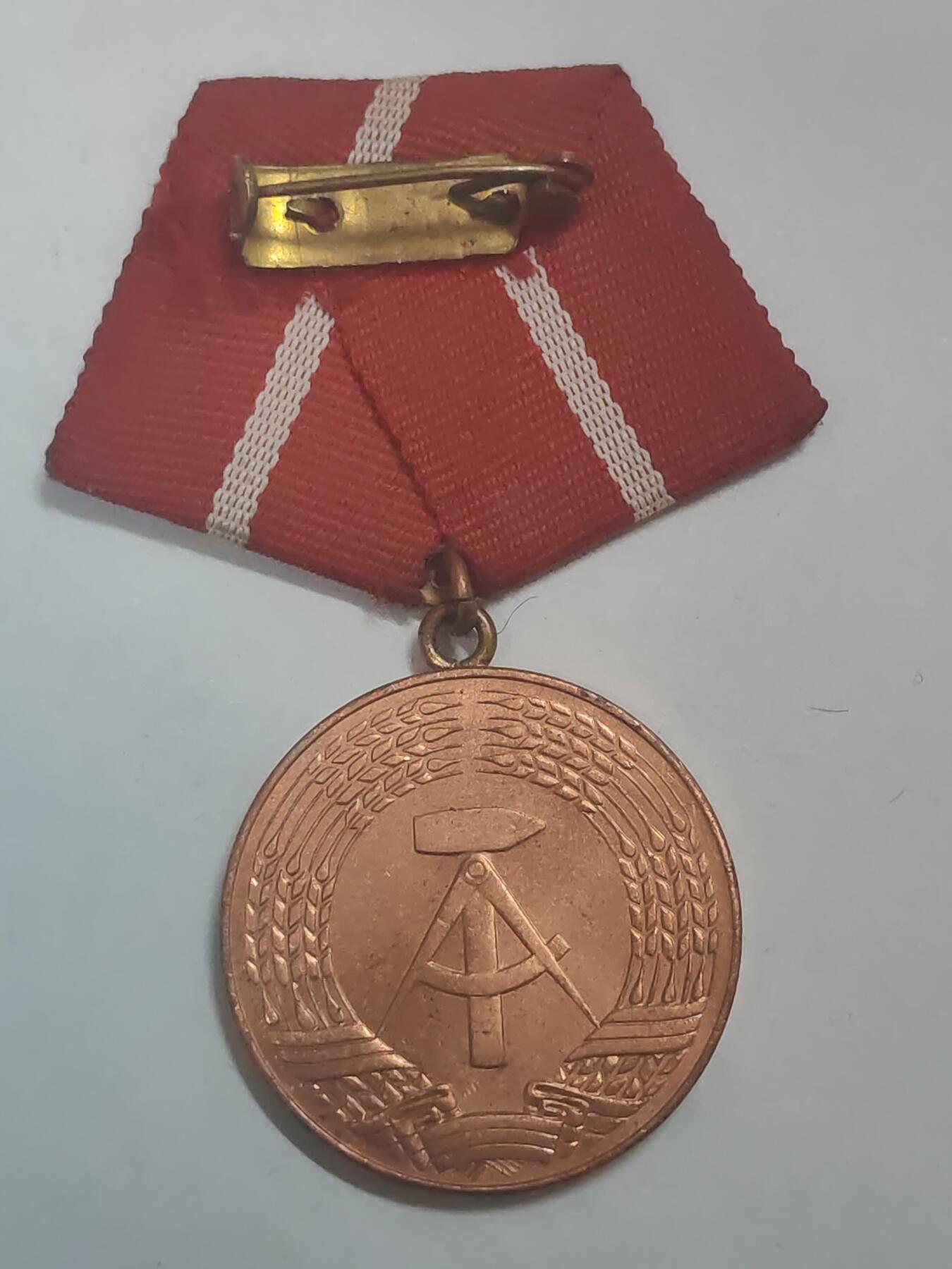 荷兰第128期勋赏拍卖 民主德国铜级工战队忠诚服务奖章