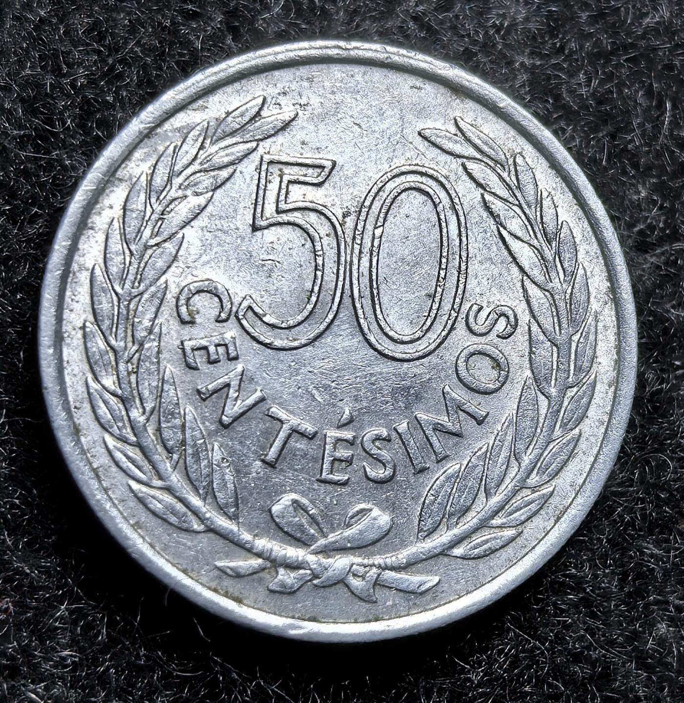 西班牙、丹属西印度、法属殖民地、乌拉圭银币古铜币，周五晚上九点倒数截拍，满百包邮，可寄存半年，喜欢朋友微信扫描二维码可直接参拍 乌拉圭1965年50分铝币，km45