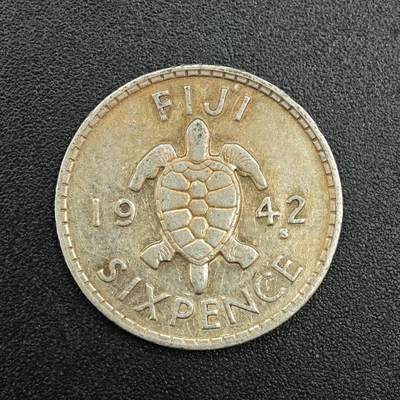 【淘币小摊】实时拍第七百九十拍   散币场   满百包邮可预留二周 每周一统一发货   - 斐济1942年乔治六世6便士银币