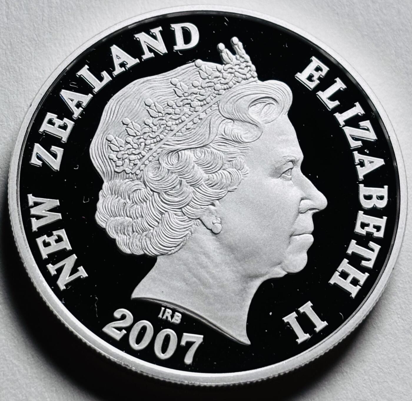 文馨钱币收藏第 279 场，银币，纪念铜章场 长期接收代拍品 全新未流通 2007 年新西兰库克山 1 盎司彩色精制大银币