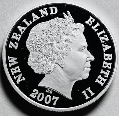 文馨钱币收藏第 279 场，银币，纪念铜章场 长期接收代拍品 - 全新未流通 2007 年新西兰库克山 1 盎司彩色精制大银币