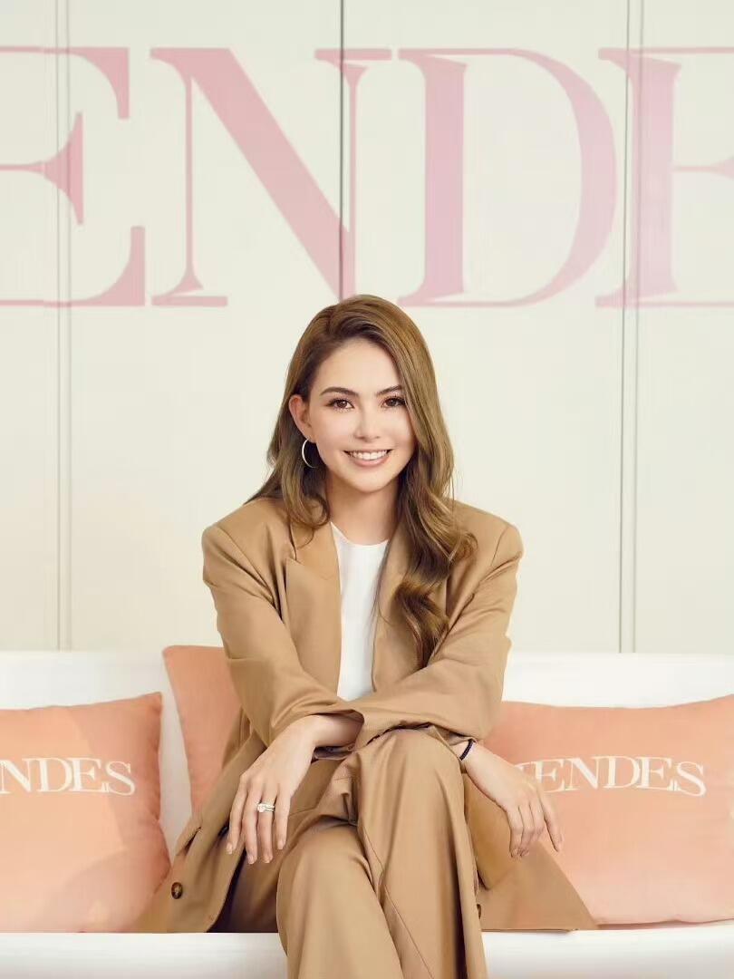 零元拍：周杰伦亲签＃024经典黄油曲奇 精美收藏礼盒，每一块曲奇都是脍炙人口的歌词……三里屯024号小白楼的“爱在西元前咖啡面包店”是周董打造的主题咖啡店，店内设计融入大量其音乐元素，如《告白气球》《稻香》等歌曲命名的甜品，以及标志性的24K鎏金三角钢琴。该楼也被称为“024小白楼”，除咖啡店外，（曲奇大概率已过保质期，仅供收藏，禁止使用，特此说明）