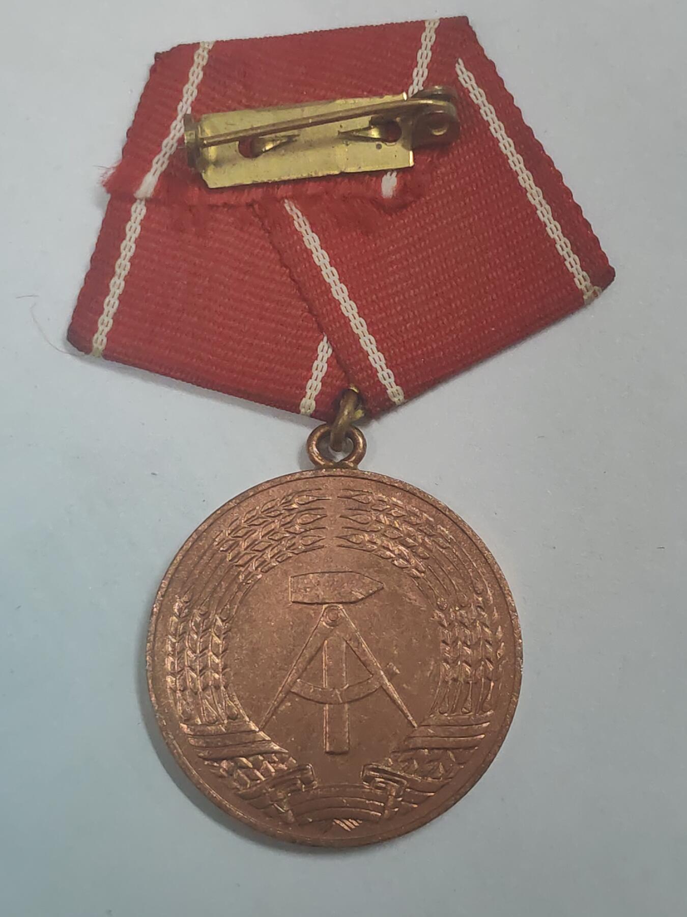 荷兰第128期勋赏拍卖 民主德国工战队优异成就奖章