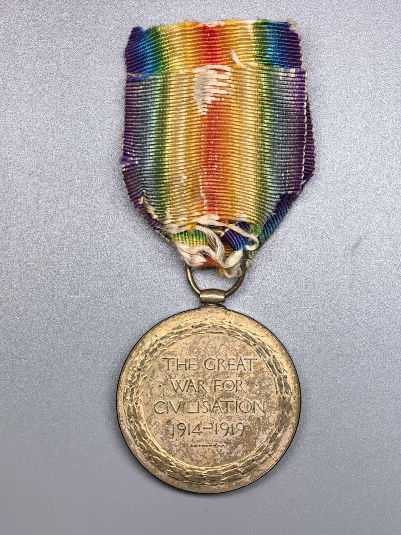 小驴勋章奖章收藏11月8日周六晚6点拍卖（珍爱和平，收藏战争，铭记历史，勿忘国耻，忠党爱国。有偿代拍，送拍规则在简介最后，参拍须阅读规则后再参拍，关系到运费包装发货时效真假辨别等关键信息，拍卖时不再发原图，看大图店主微信码在最后拍品里）