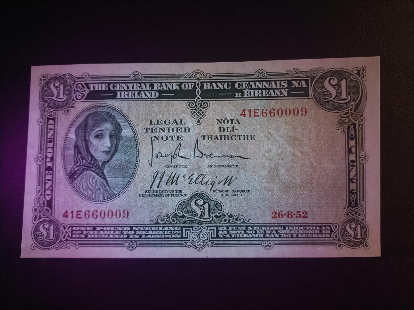 2025十一月第二期，总第200期 爱尔兰1952年1镑AUNC倒置号，早期下方有英爱两国货币互换协议的版本，爱尔兰人格化象征“拉维利夫人”