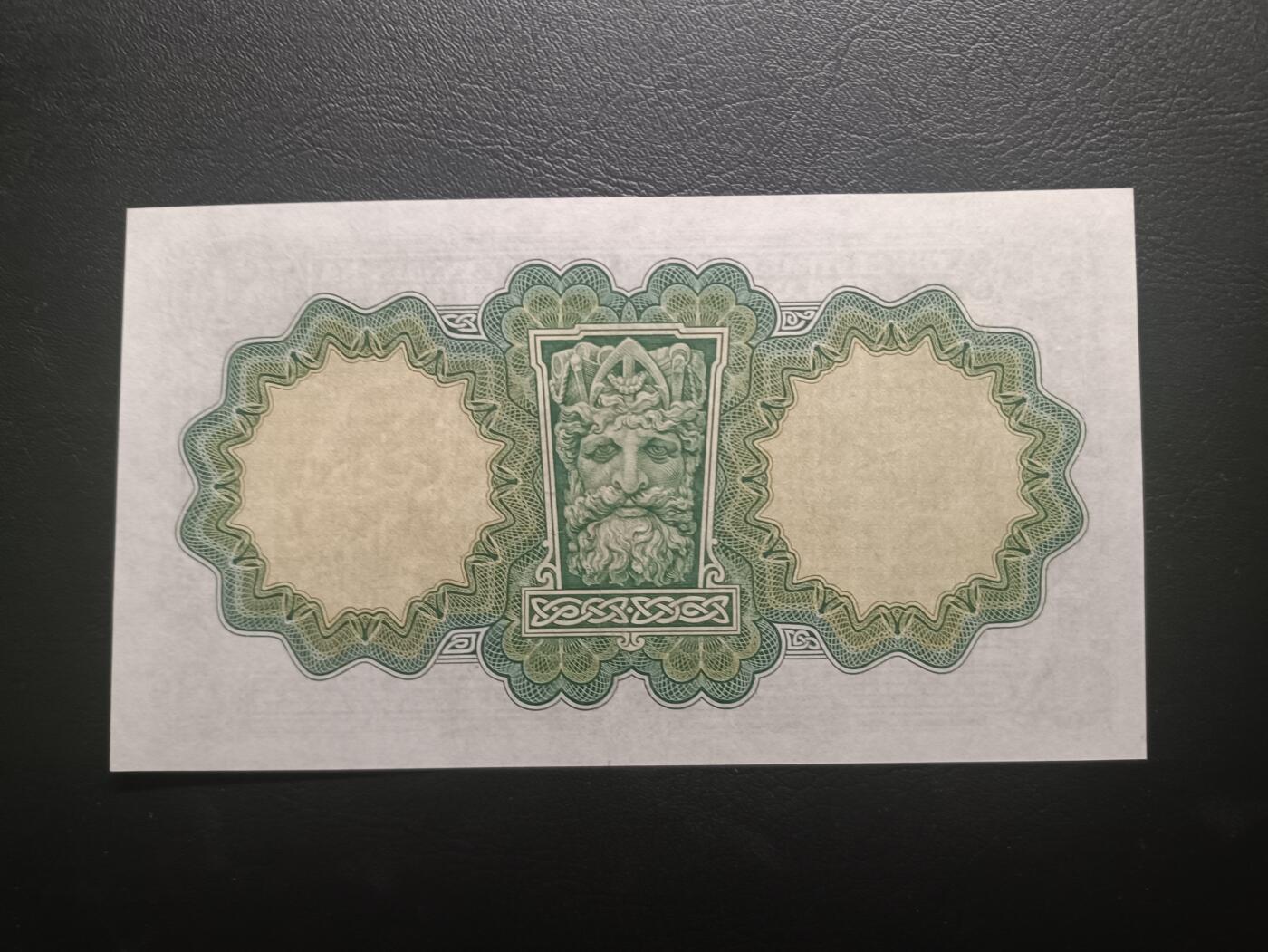 2025十一月第二期，总第200期 爱尔兰1952年1镑AUNC倒置号，早期下方有英爱两国货币互换协议的版本，爱尔兰人格化象征“拉维利夫人”