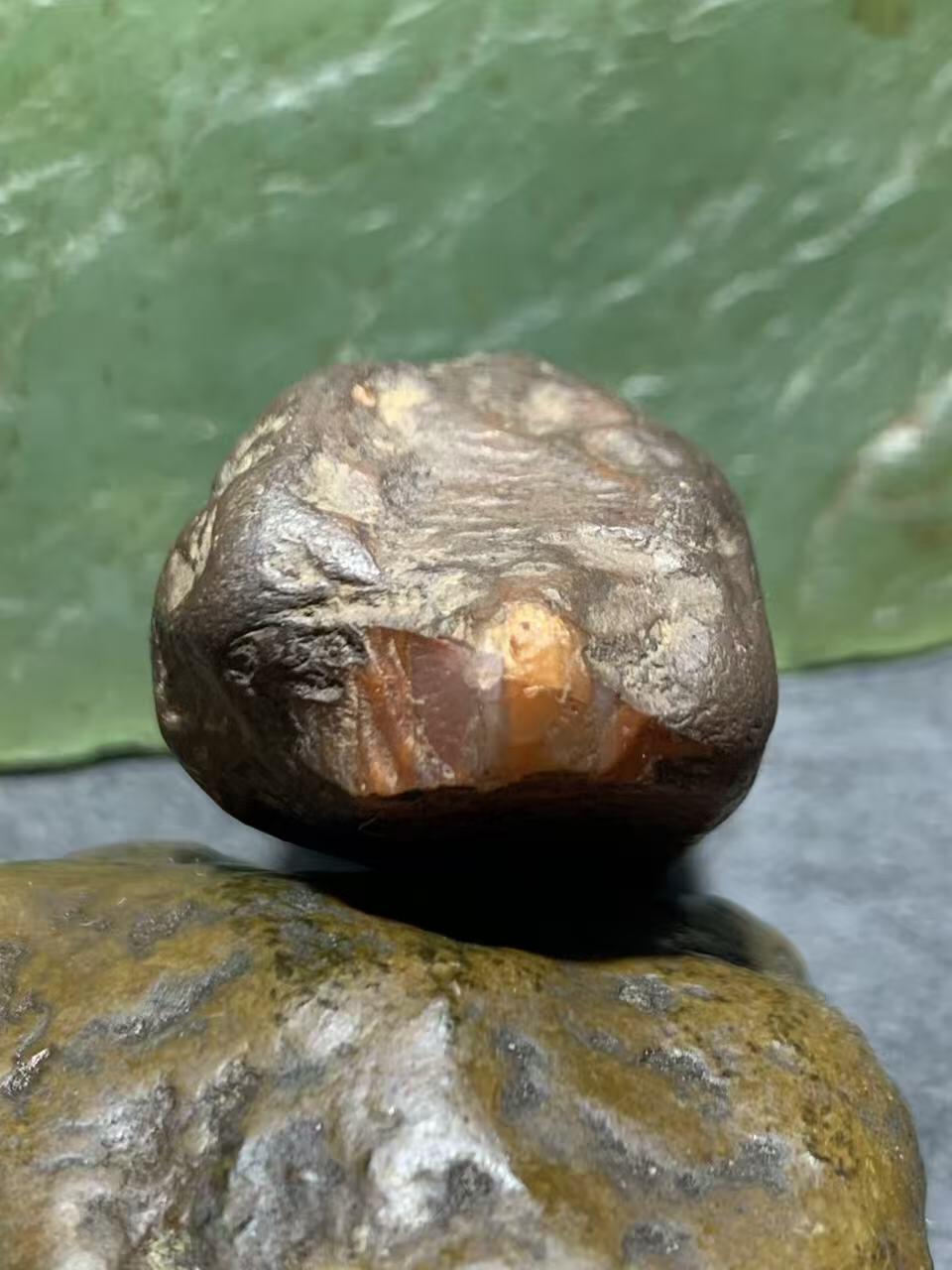 精美铁皮南红玛瑙原石一颗，