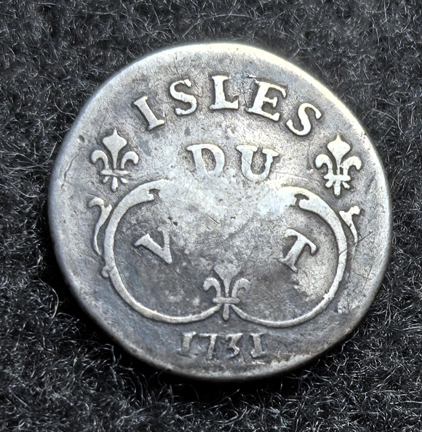 西班牙、丹属西印度、法属殖民地、乌拉圭银币古铜币，周五晚上九点倒数截拍，满百包邮，可寄存半年，喜欢朋友微信扫描二维码可直接参拍 法属向风群岛1731年12索尔银币，C#2