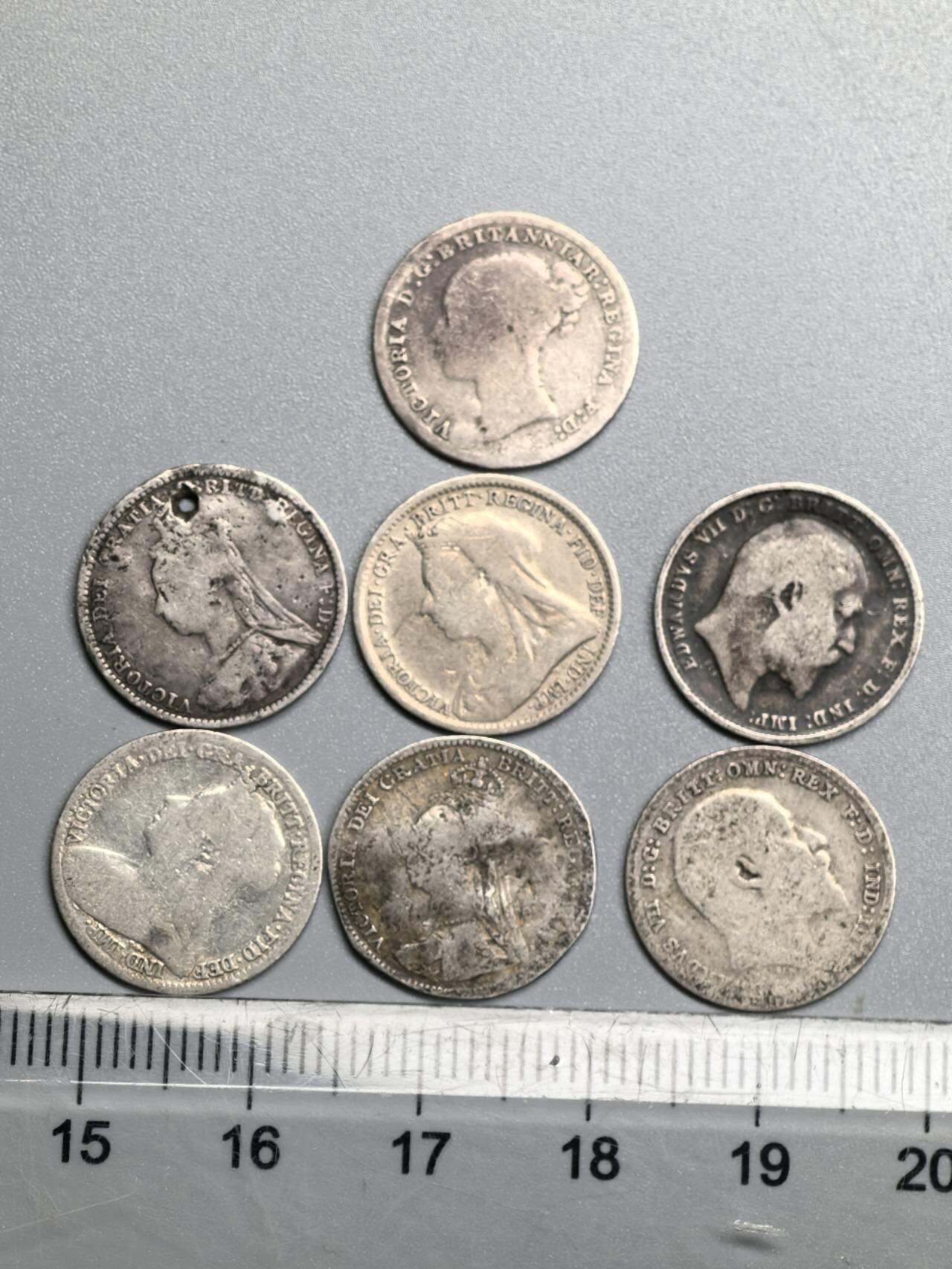 小驴勋章奖章收藏11月8日周六晚6点拍卖（珍爱和平，收藏战争，铭记历史，勿忘国耻，忠党爱国。有偿代拍，送拍规则在简介最后，参拍须阅读规则后再参拍，关系到运费包装发货时效真假辨别等关键信息，拍卖时不再发原图，看大图店主微信码在最后拍品里） 英国18XX年-190X年小银币一组，品如图，有几枚有点翘边