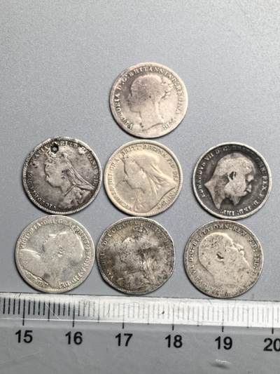 小驴勋章奖章收藏11月8日周六晚6点拍卖（珍爱和平，收藏战争，铭记历史，勿忘国耻，忠党爱国。有偿代拍，送拍规则在简介最后，参拍须阅读规则后再参拍，关系到运费包装发货时效真假辨别等关键信息，拍卖时不再发原图，看大图店主微信码在最后拍品里） - 英国18XX年-190X年小银币一组，品如图，有几枚有点翘边