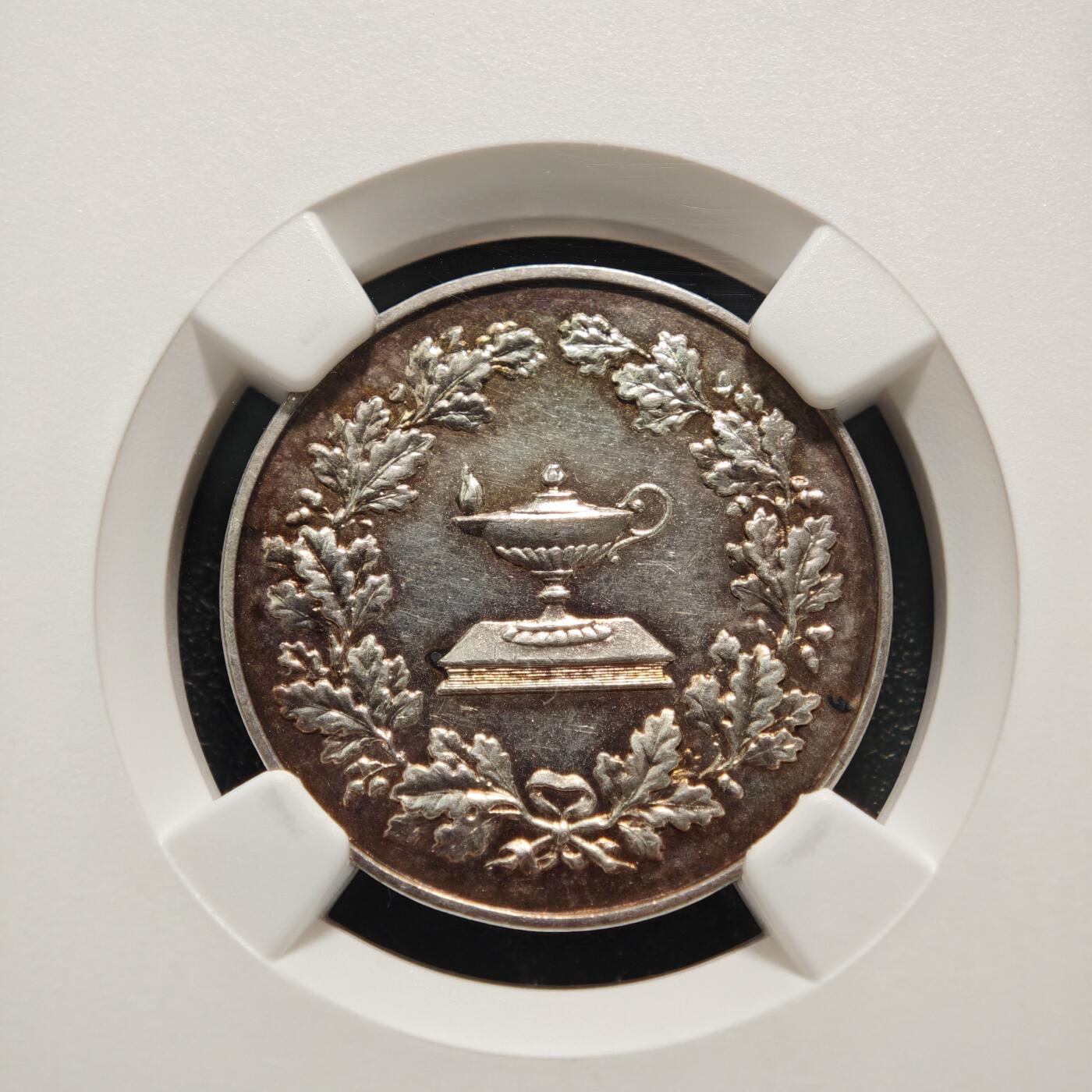 【德藏】世界币章拍卖第152期（拍品征集中~欢迎藏友联系）  19世纪 德国斯图加特地区学院银章奖章奖学章  镜面底板 立体感强  原味包浆尽显年代感 NGC MS62