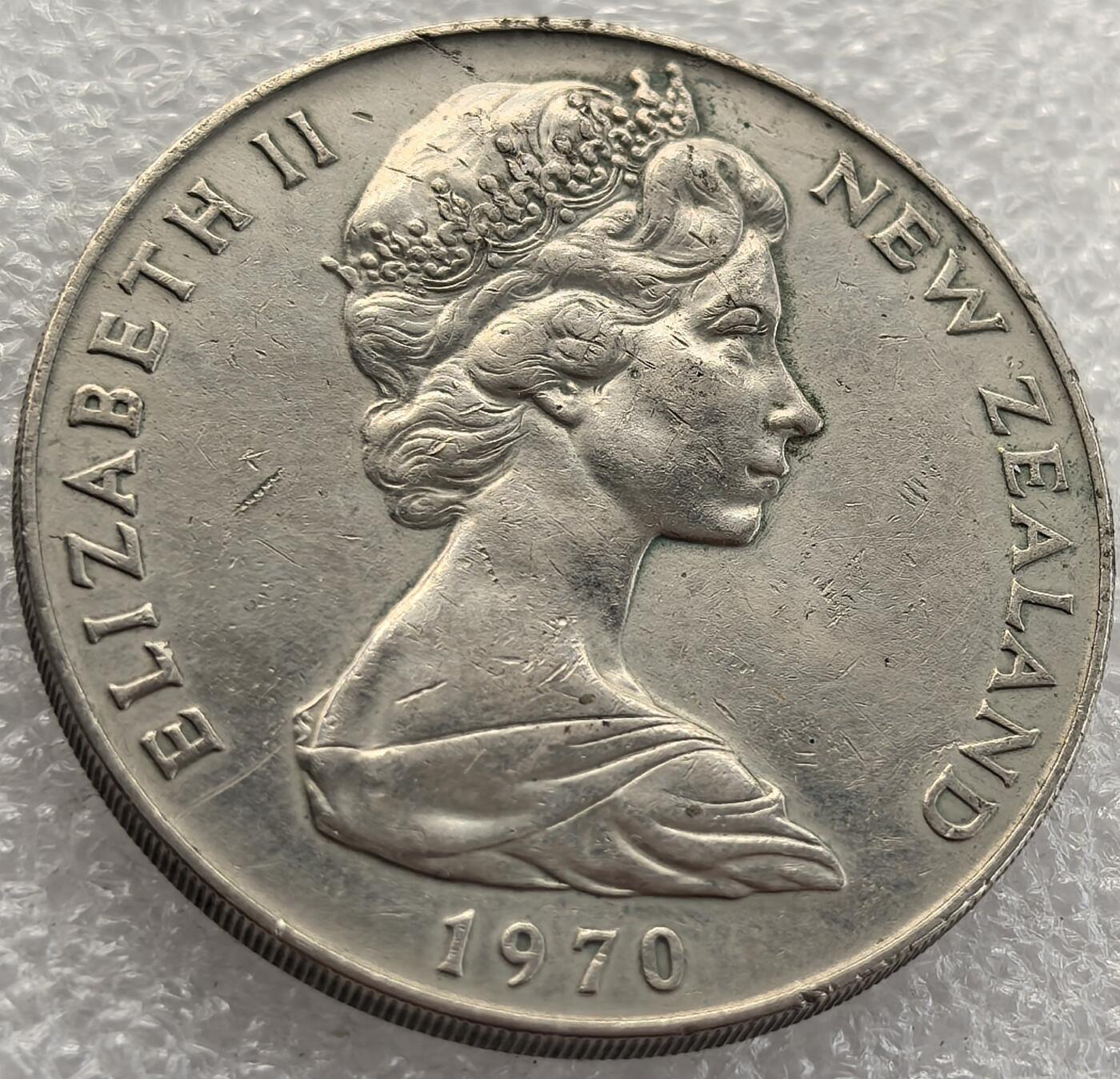  外国优质老铜币银币，周六九点倒数截拍，满百包邮，可寄存半年，喜欢朋友微信扫描二维码可直接参拍