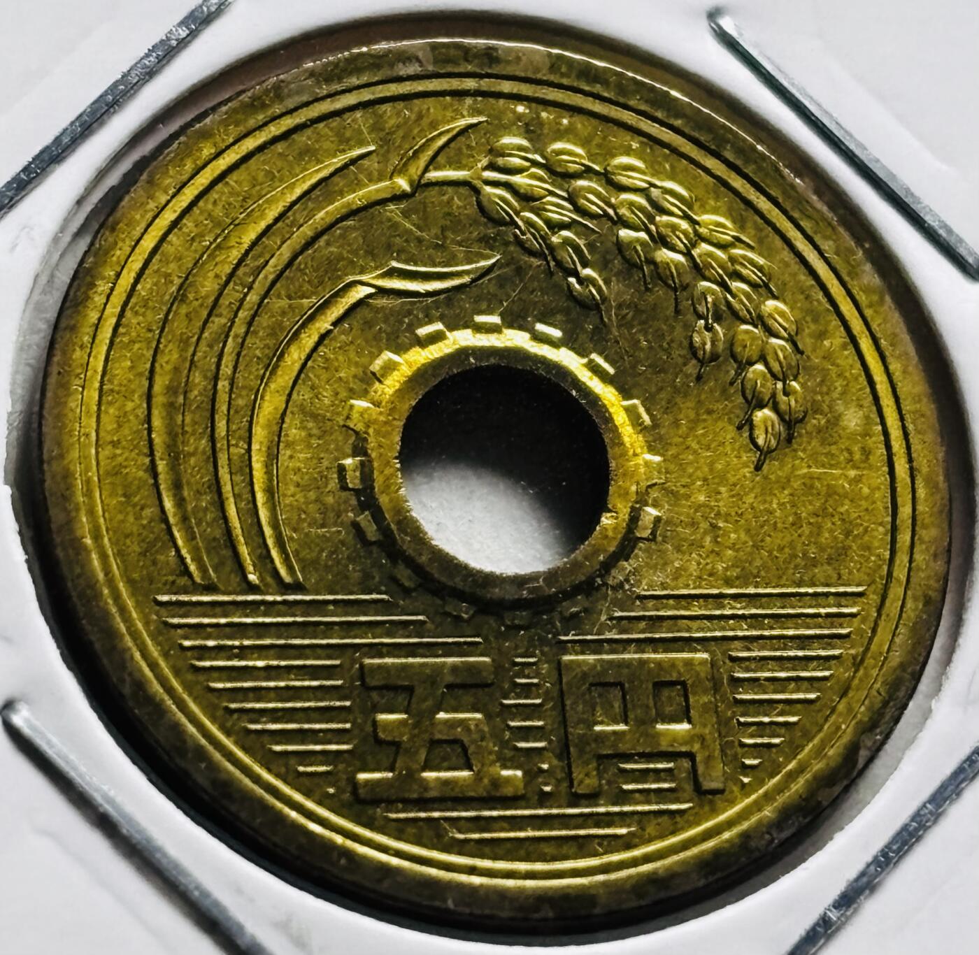 文馨钱币收藏第 279 场，银币，纪念铜章场 长期接收代拍品 全新日本昭和 60 年稻五元