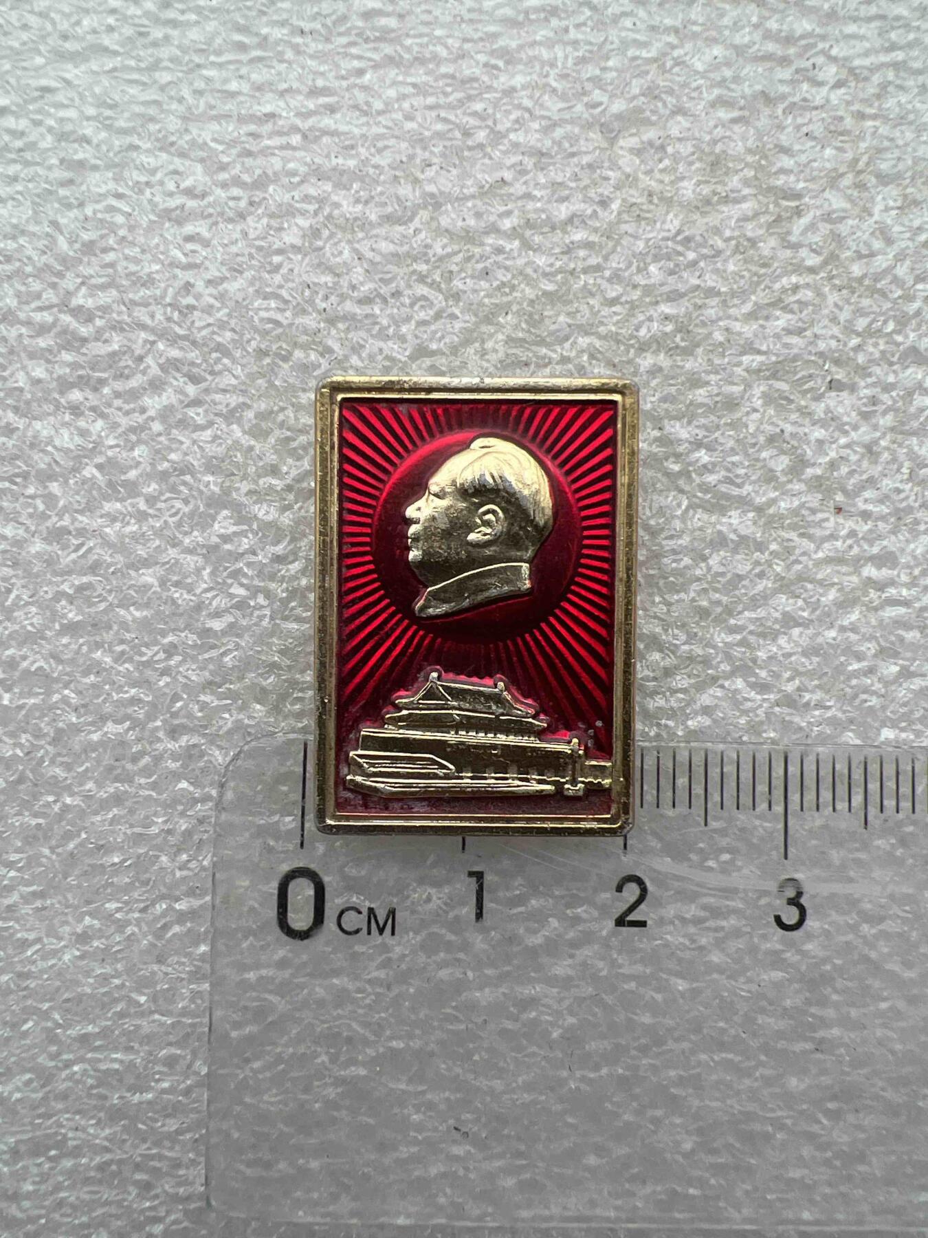 真品毛主席像章F 真品毛主席像章纪念章