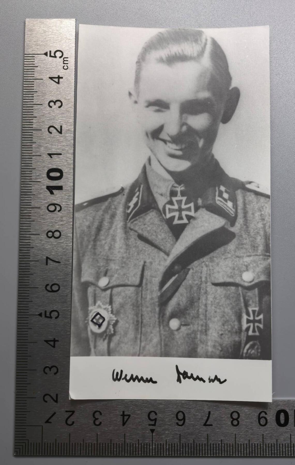 小驴勋章奖章收藏11月8日周六晚6点拍卖（珍爱和平，收藏战争，铭记历史，勿忘国耻，忠党爱国。有偿代拍，送拍规则在简介最后，参拍须阅读规则后再参拍，关系到运费包装发货时效真假辨别等关键信息，拍卖时不再发原图，看大图店主微信码在最后拍品里） 青年团师骑士铁十字勋章获得者维尔纳·达姆施（Werner Damsch）战后签名照，DK上方框是笔画的不是打码